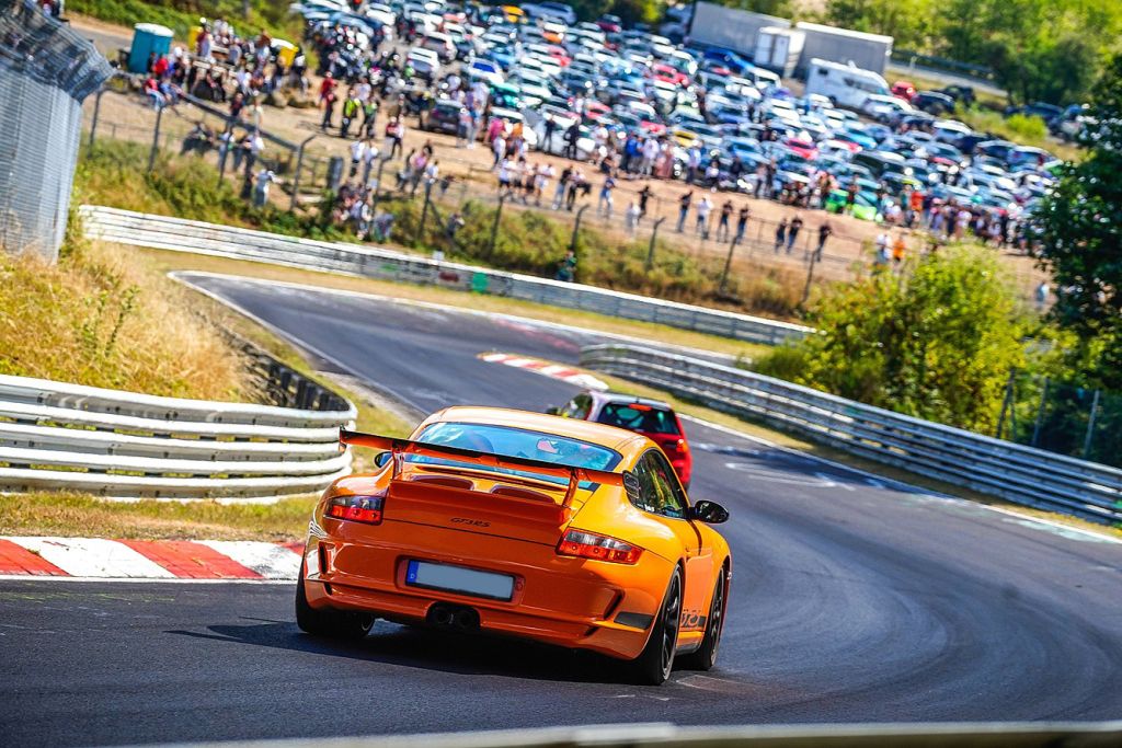 Nürburgring Verfolgungsjagd zweier Autos